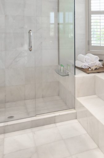 Beautiful,Modern,Bathroom,With,Marble,Tiles,In,Australian,Mansion